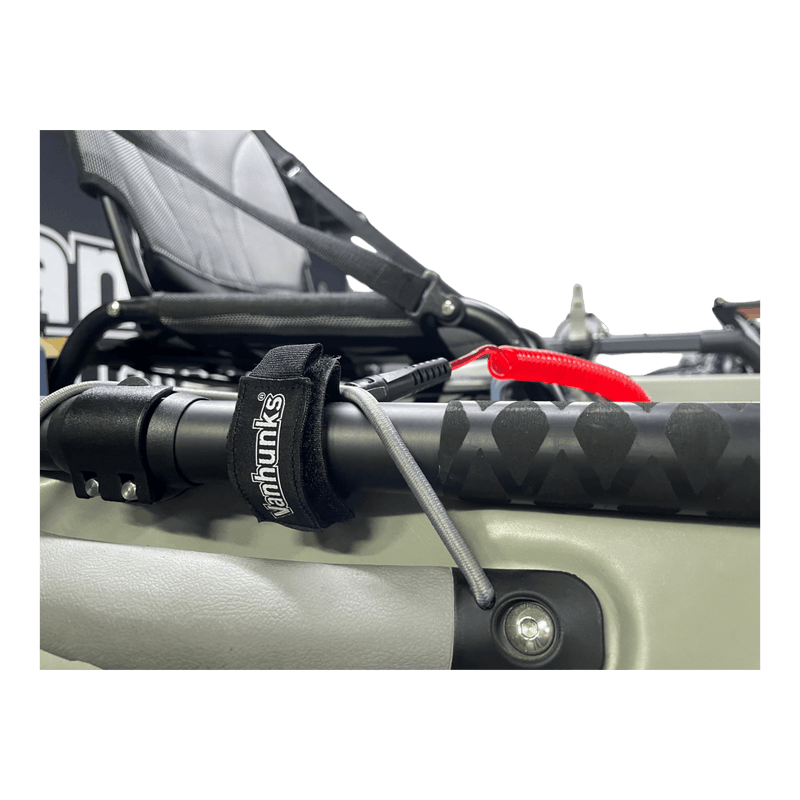 Load image into Gallery viewer, paddle leash with kayak paddle
